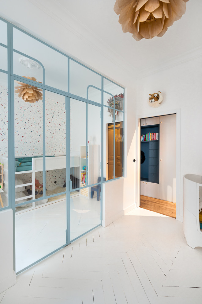 Idée de décoration pour une petite chambre d'enfant de 1 à 3 ans nordique avec un mur blanc, parquet clair et un sol marron.