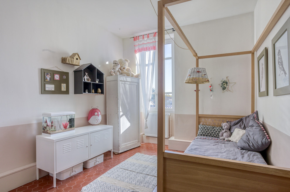 Inspiration för ett flickrum kombinerat med sovrum, med vita väggar och rött golv