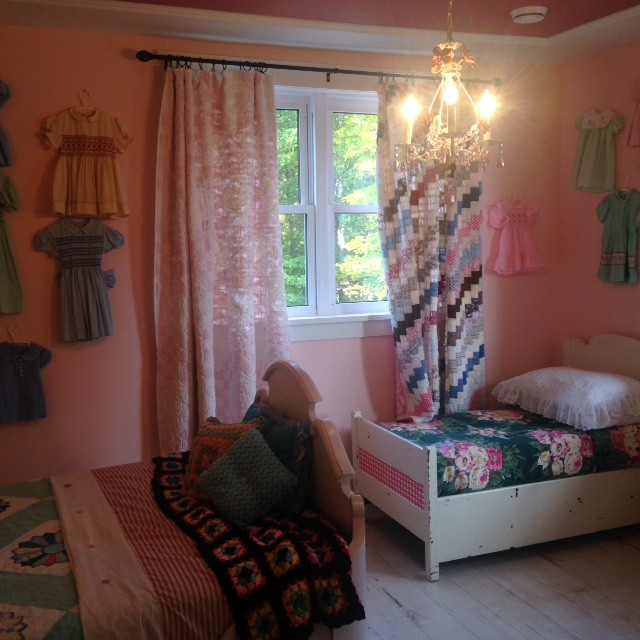 Immagine di una piccola cameretta per bambini da 4 a 10 anni country con pareti rosa e parquet scuro