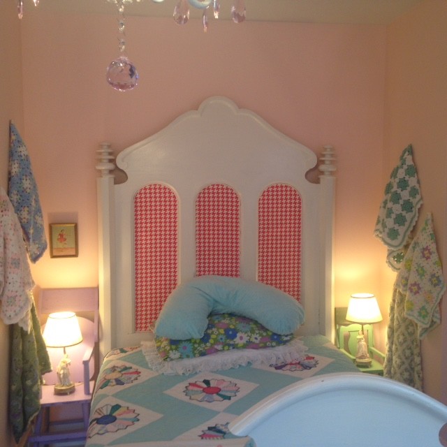 Cette photo montre une petite chambre d'enfant de 4 à 10 ans nature avec un mur rose et parquet foncé.