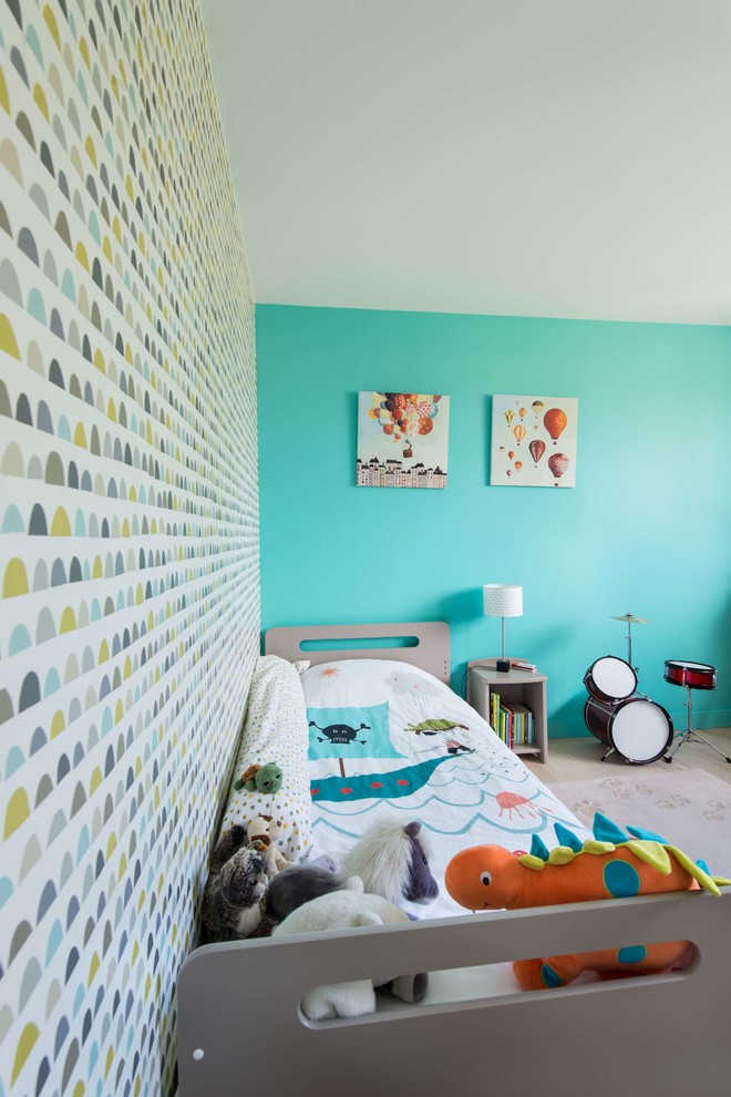 Cette image montre une chambre d'enfant de 4 à 10 ans design avec un mur bleu.