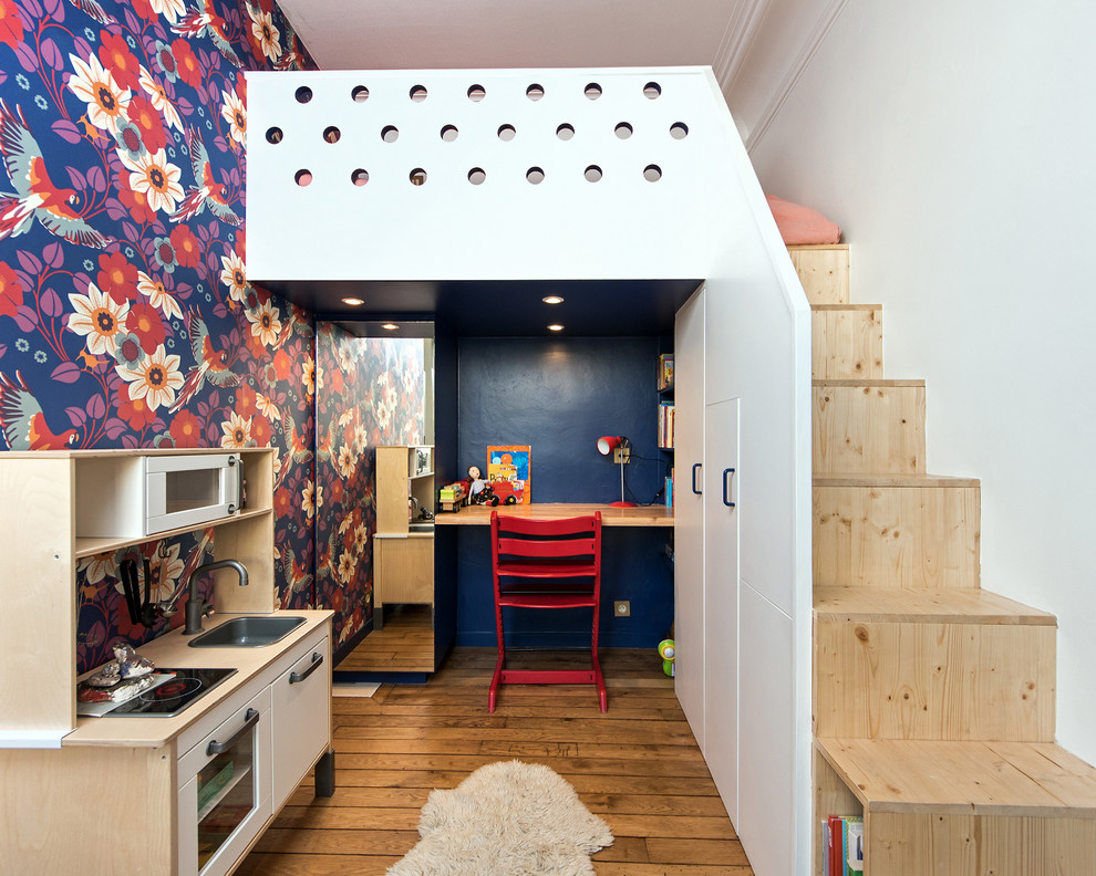 Cette photo montre une chambre de fille de 4 à 10 ans chic de taille moyenne avec un bureau, un mur bleu, parquet foncé et un sol marron.