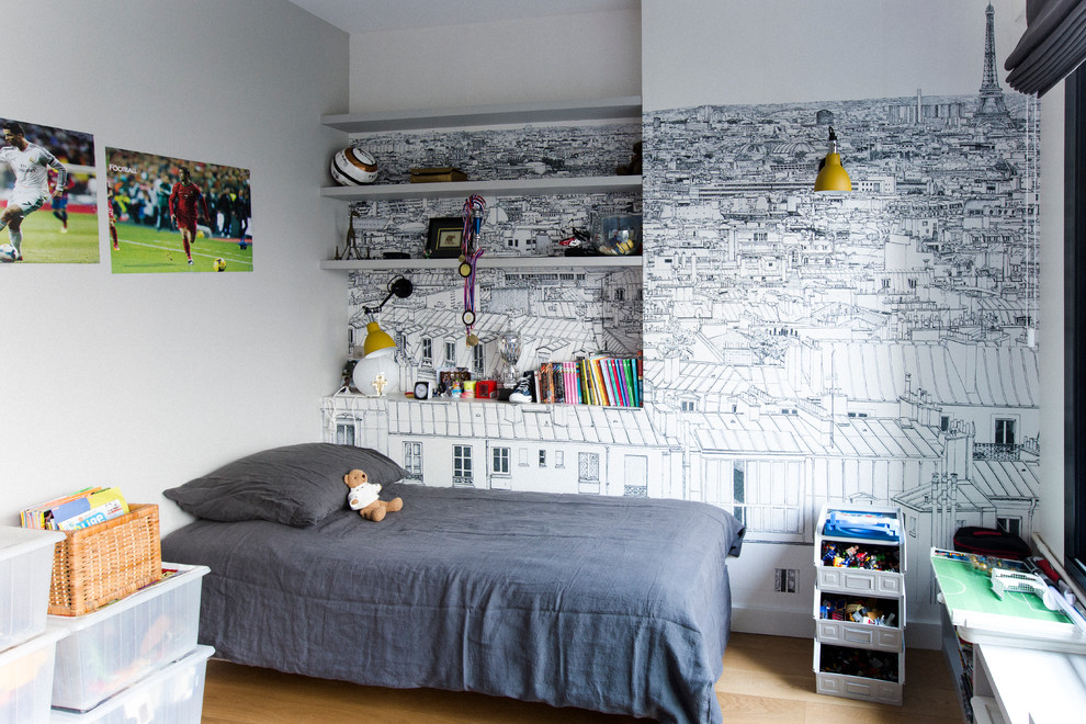 Modern inredning av ett mellanstort pojkrum kombinerat med sovrum och för 4-10-åringar, med flerfärgade väggar och ljust trägolv