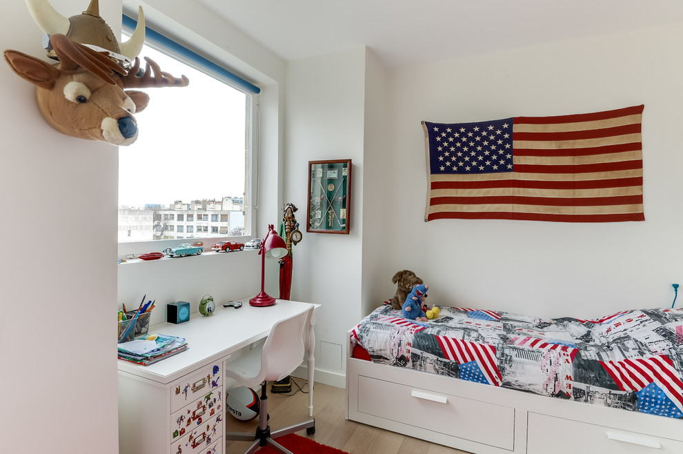 Idéer för ett mellanstort modernt pojkrum kombinerat med skrivbord och för 4-10-åringar, med vita väggar och ljust trägolv