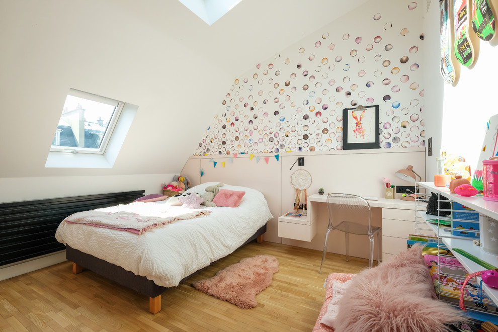 На фото: детская в современном стиле с спальным местом, белыми стенами, паркетным полом среднего тона и коричневым полом для ребенка от 4 до 10 лет, девочки с
