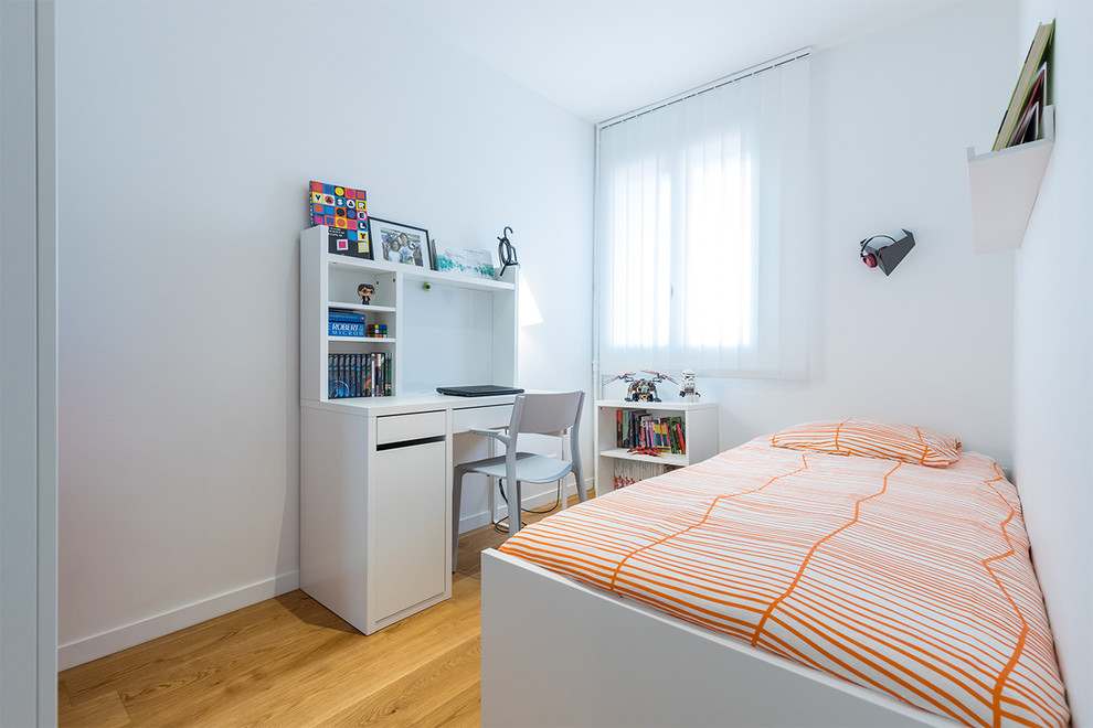 Diseño de dormitorio infantil actual pequeño con paredes blancas, suelo de madera clara y suelo beige