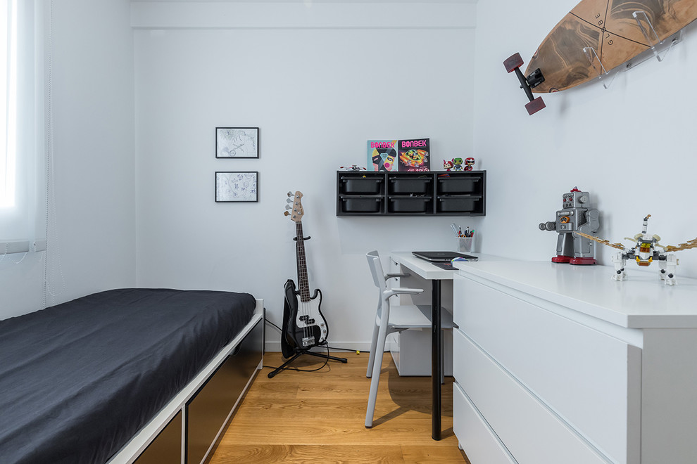Bild på ett litet funkis barnrum kombinerat med sovrum, med vita väggar, ljust trägolv och beiget golv