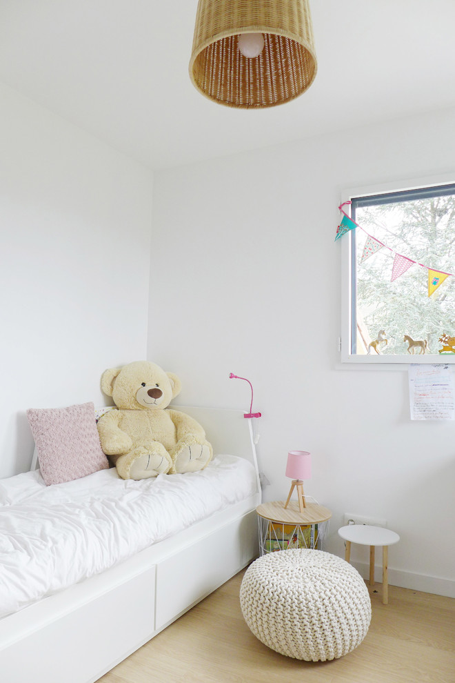 Réalisation d'une chambre d'enfant design de taille moyenne avec un mur blanc, parquet clair et un sol beige.
