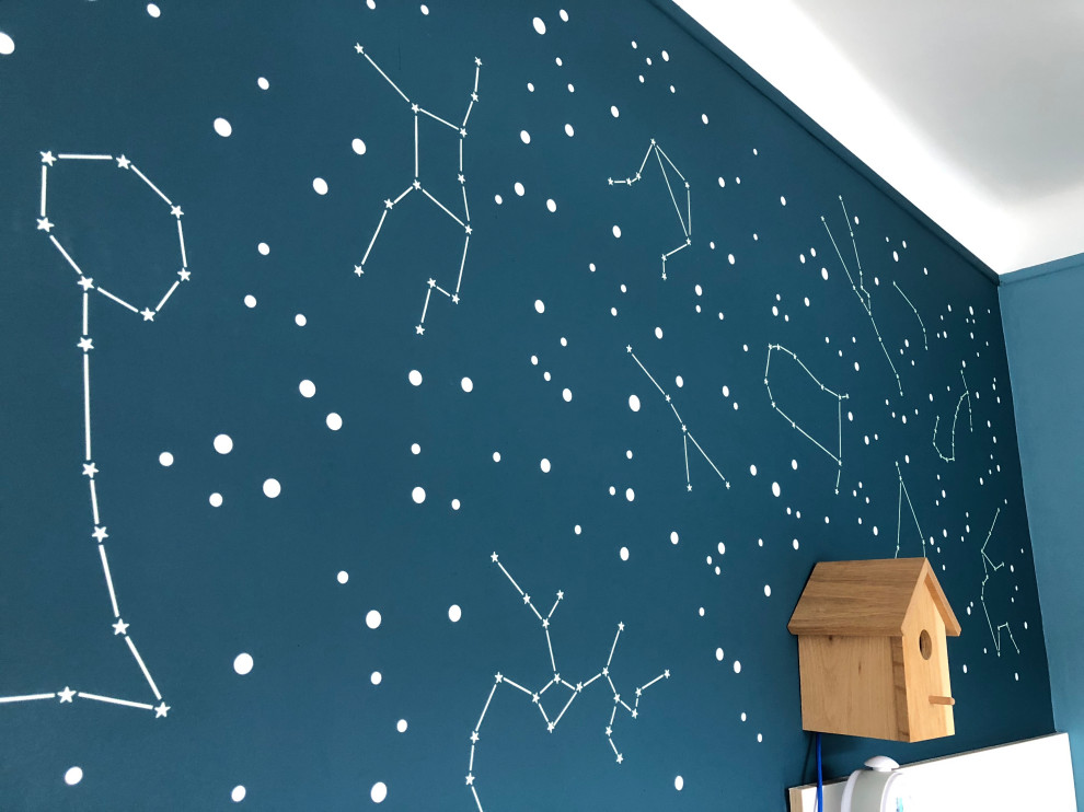 Idée de décoration pour une chambre d'enfant de 4 à 10 ans design de taille moyenne avec un mur bleu et parquet clair.