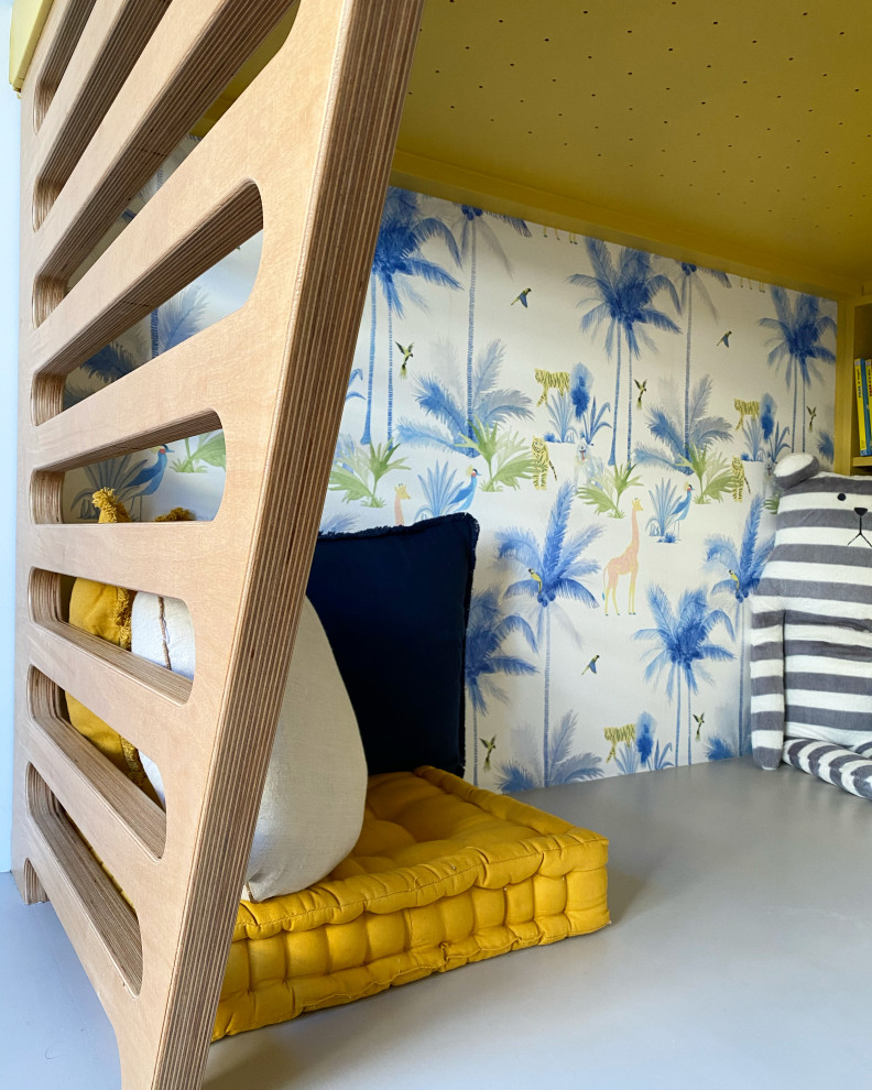 Immagine di una cameretta per bambini da 4 a 10 anni design di medie dimensioni con pareti gialle, parquet chiaro e carta da parati