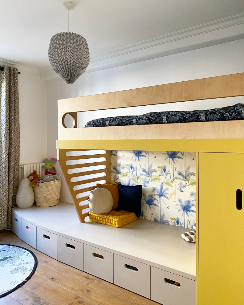 Idee per una cameretta per bambini da 4 a 10 anni contemporanea di medie dimensioni con pareti gialle, parquet chiaro e carta da parati