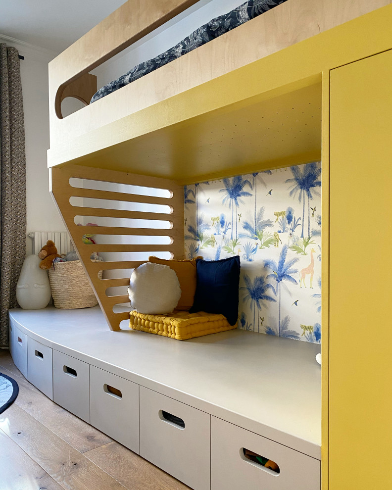 Mittelgroßes, Neutrales Modernes Kinderzimmer mit Schlafplatz, gelber Wandfarbe, hellem Holzboden und Tapetenwänden in Paris