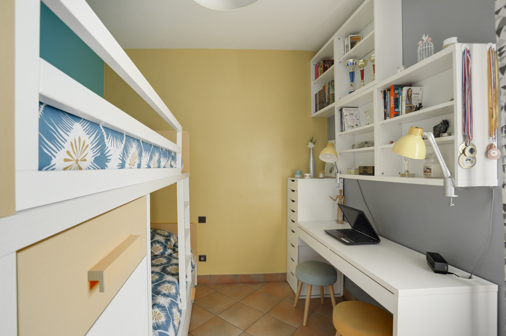 Ispirazione per una piccola cameretta per bambini design con pavimento beige e pareti gialle