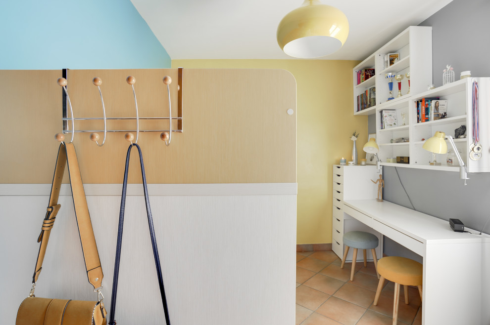 Réalisation d'une petite chambre d'enfant design avec un sol beige et un mur jaune.