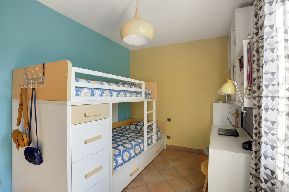 Idéer för att renovera ett litet funkis könsneutralt tonårsrum kombinerat med sovrum, med beiget golv och gula väggar