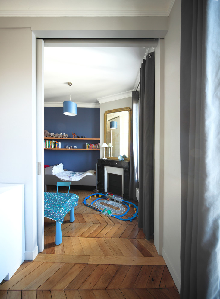 Cette photo montre une chambre d'enfant tendance.