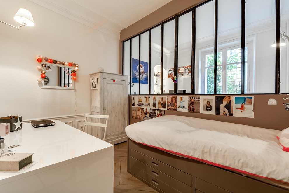 Idéer för ett litet klassiskt barnrum kombinerat med sovrum, med flerfärgade väggar och mellanmörkt trägolv