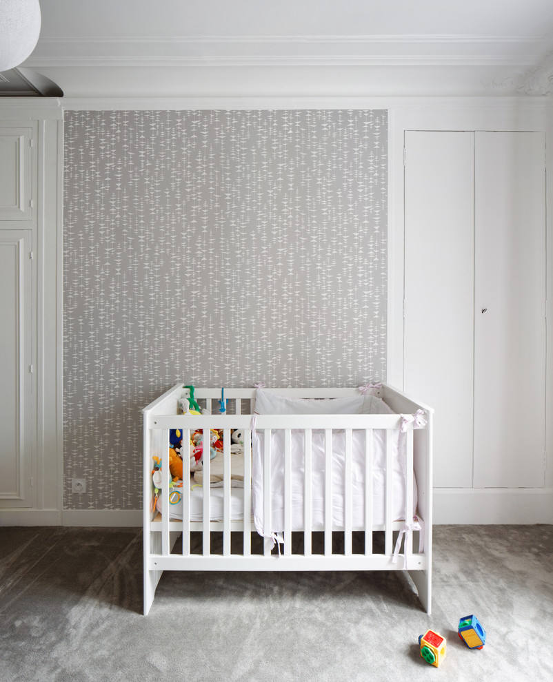 Idées déco pour une grande chambre de bébé fille contemporaine avec un mur gris et moquette.