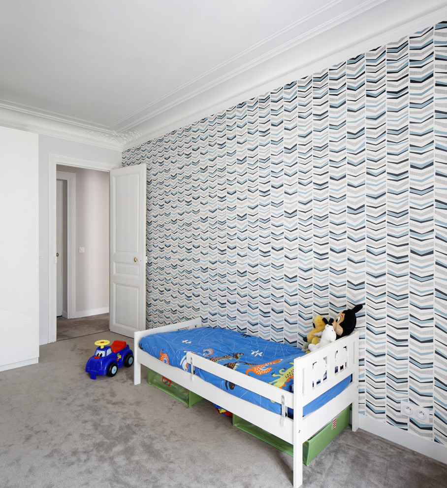 Идея дизайна: большая детская в стиле неоклассика (современная классика) с спальным местом и синими стенами для ребенка от 4 до 10 лет, мальчика