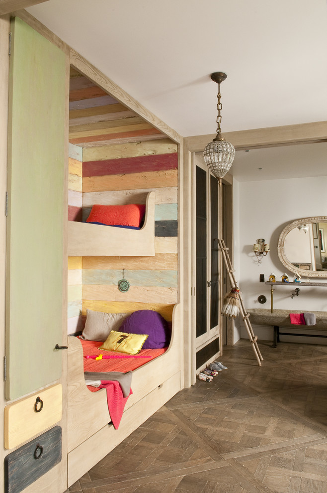 Diseño de dormitorio infantil de 4 a 10 años bohemio con paredes multicolor y suelo de madera en tonos medios