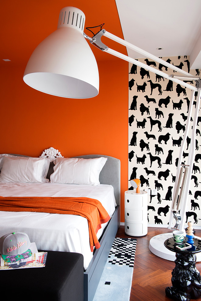 Exempel på ett stort modernt pojkrum kombinerat med sovrum och för 4-10-åringar, med mörkt trägolv och flerfärgade väggar