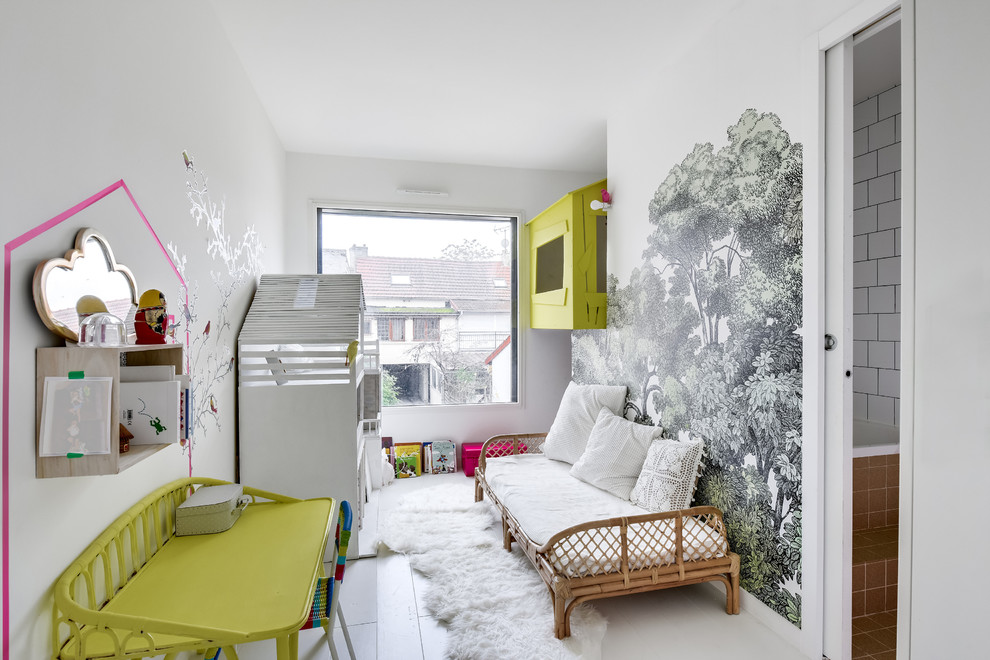 Idee per una cameretta per bambini da 1 a 3 anni design con pareti multicolore, parquet chiaro e pavimento bianco