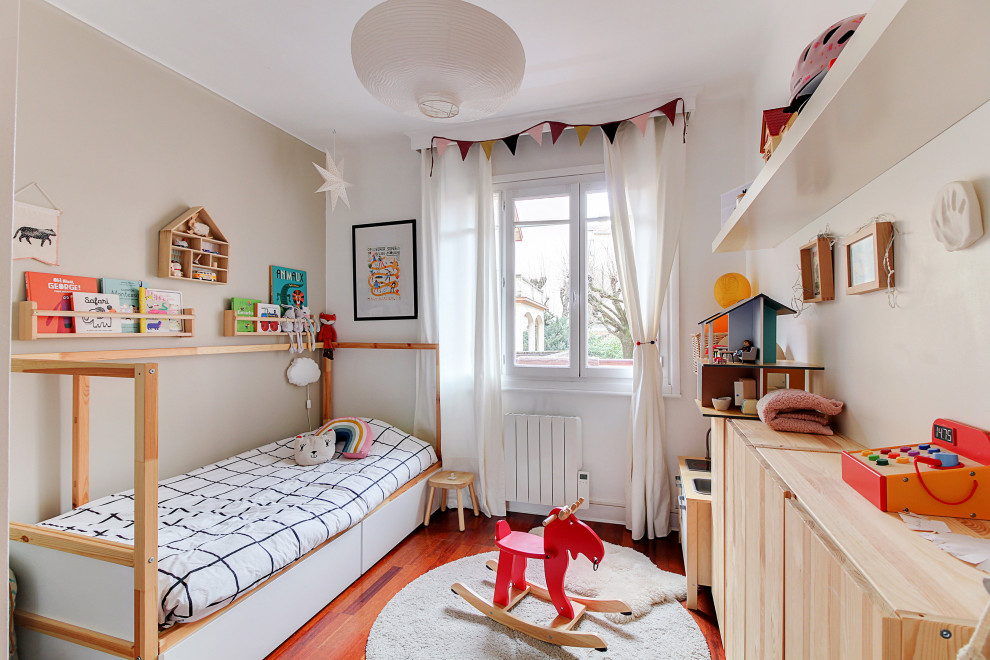 Diseño de dormitorio infantil actual con paredes grises, suelo de madera oscura y suelo marrón