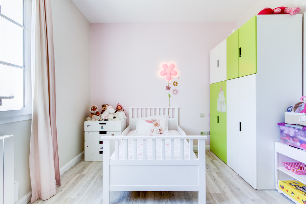 Идея дизайна: детская среднего размера в современном стиле с спальным местом, светлым паркетным полом и разноцветными стенами для ребенка от 1 до 3 лет, девочки