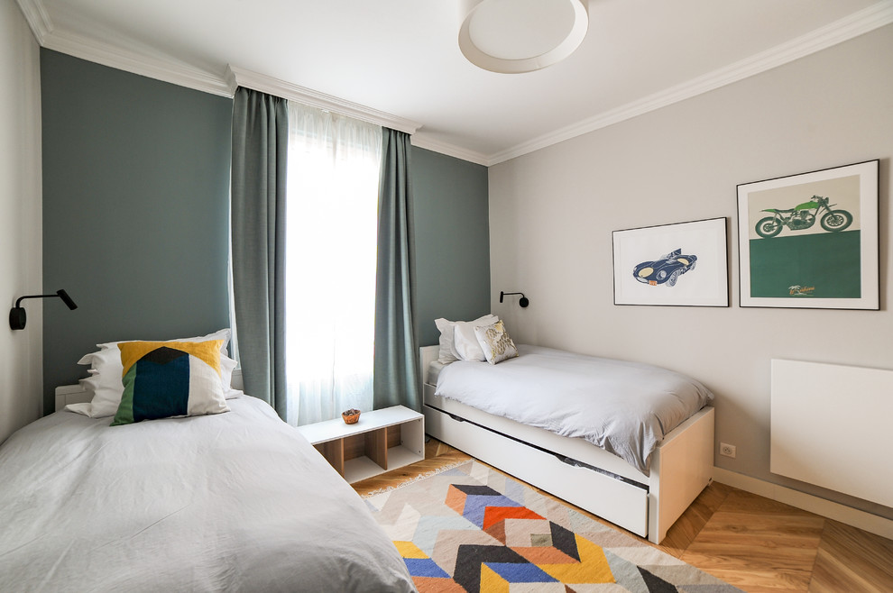 Kids' bedroom - mid-sized contemporary gender-neutral light wood floor and brown floor kids' bedroom idea in Nice with green walls