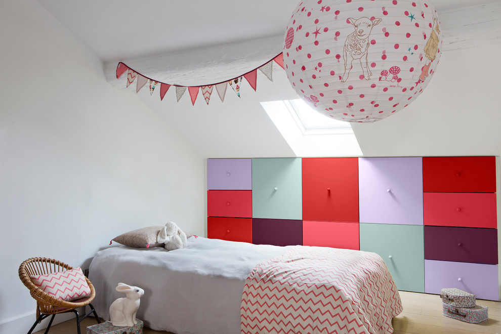 На фото: детская среднего размера в современном стиле с спальным местом, белыми стенами и светлым паркетным полом для ребенка от 4 до 10 лет, девочки с