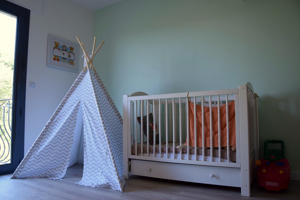 Идея дизайна: детская среднего размера в современном стиле с спальным местом, зелеными стенами, полом из винила и коричневым полом для ребенка от 1 до 3 лет, мальчика