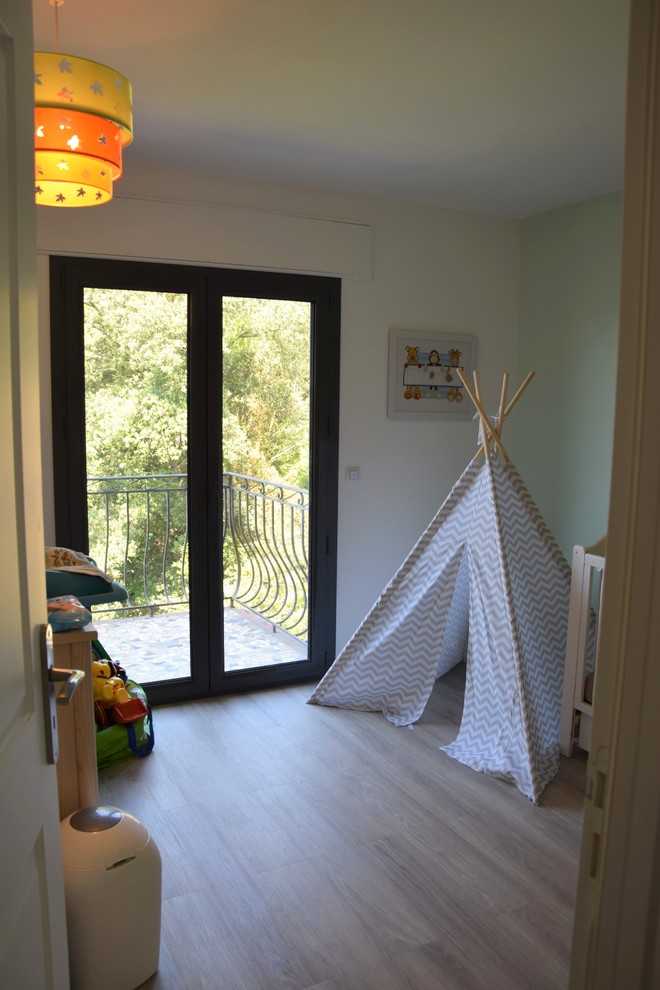 Пример оригинального дизайна: детская среднего размера в современном стиле с спальным местом, зелеными стенами, полом из винила и коричневым полом для мальчика, ребенка от 1 до 3 лет