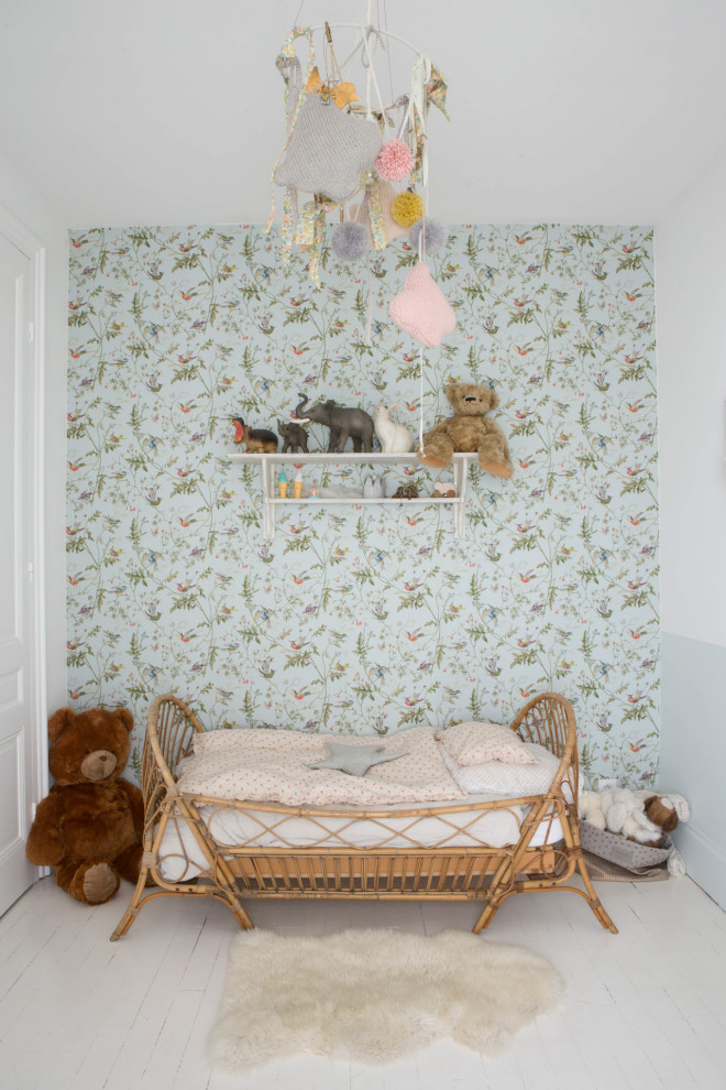 На фото: детская среднего размера в стиле неоклассика (современная классика) с спальным местом, серыми стенами, серым полом и обоями на стенах для ребенка от 1 до 3 лет, девочки с