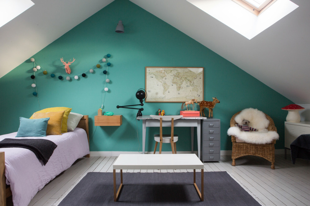 Réalisation d'une chambre d'enfant de 1 à 3 ans design de taille moyenne avec un mur vert et un sol gris.