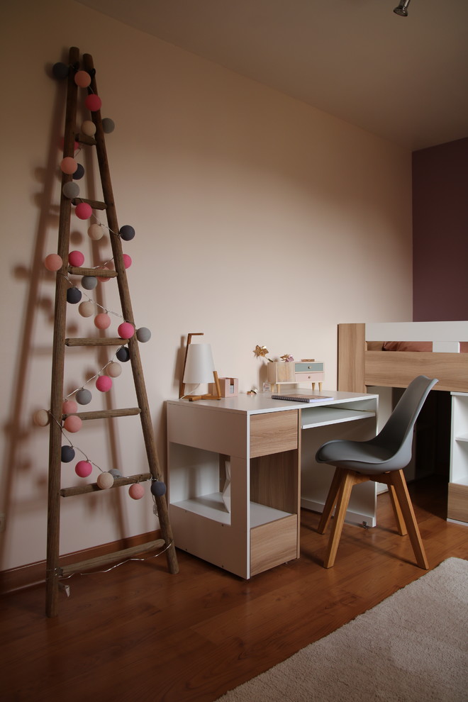 Idee per una cameretta per bambini nordica di medie dimensioni con pareti beige e pavimento in laminato