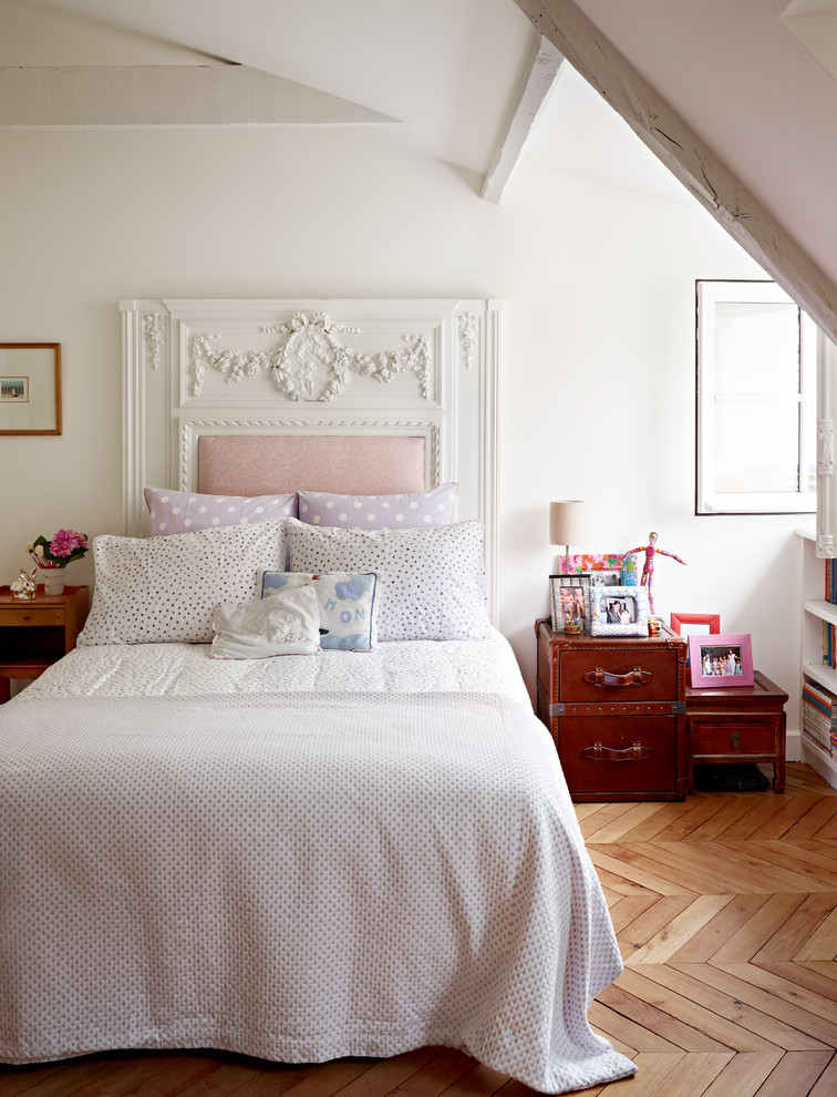Mittelgroßes Klassisches Kinderzimmer mit weißer Wandfarbe und braunem Holzboden in Paris