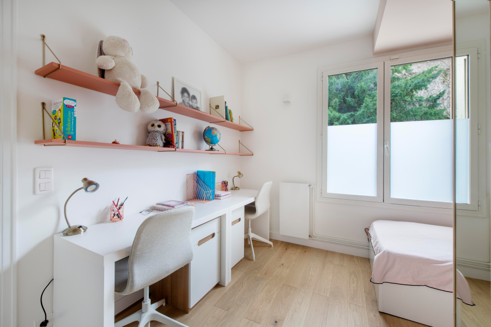 Modernes Mädchenzimmer mit Schlafplatz, weißer Wandfarbe, hellem Holzboden und beigem Boden in Paris