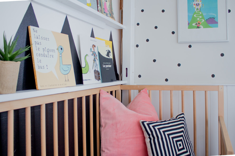 Ejemplo de dormitorio infantil de 4 a 10 años nórdico de tamaño medio con paredes grises, suelo de madera pintada y suelo blanco