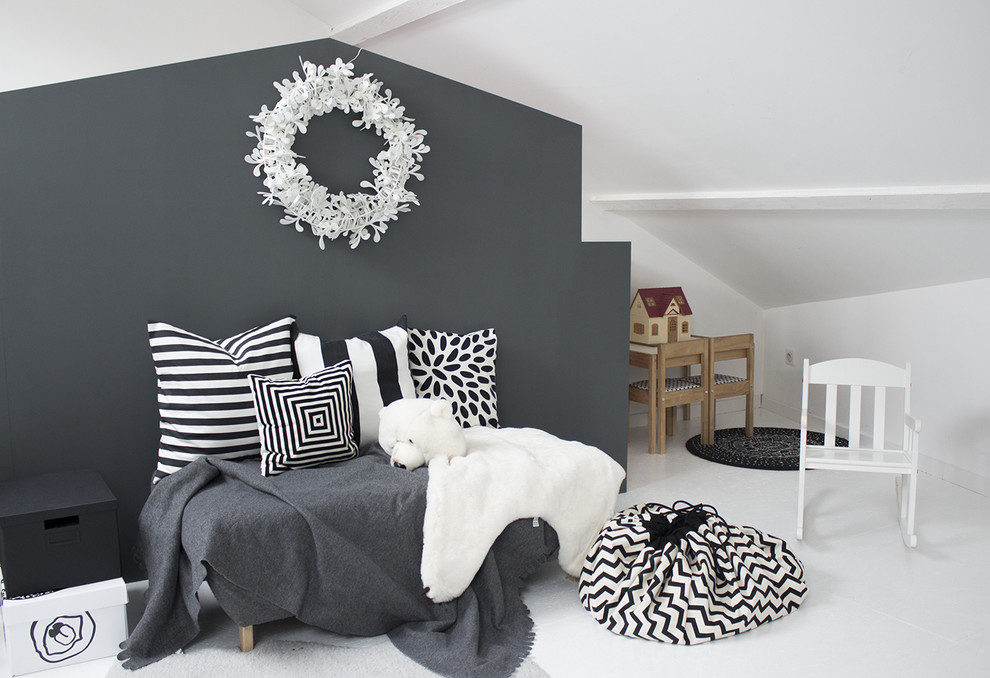Ejemplo de dormitorio infantil de 4 a 10 años actual de tamaño medio con paredes grises, suelo de madera pintada y suelo blanco