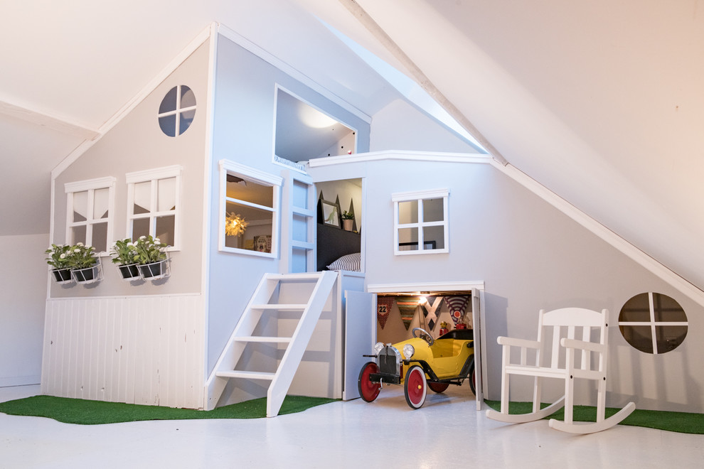 Mittelgroßes, Neutrales Modernes Kinderzimmer mit Schlafplatz, gebeiztem Holzboden, weißem Boden und grauer Wandfarbe in Sonstige