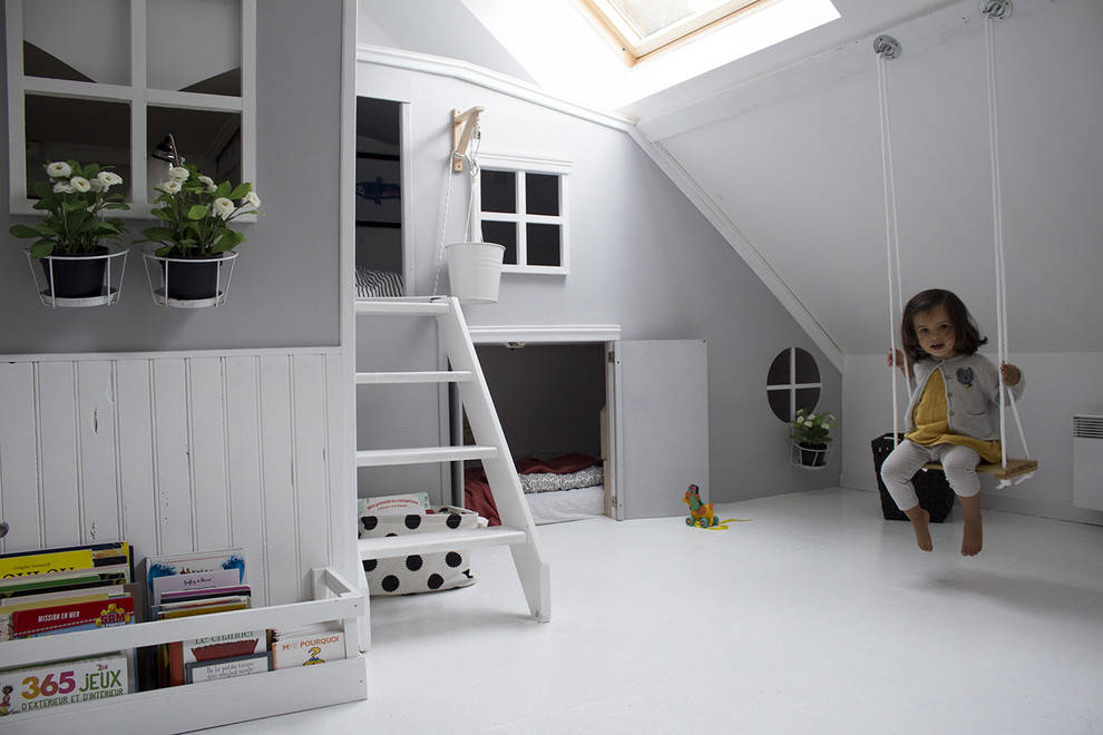 Inspiration pour une chambre d'enfant de 4 à 10 ans nordique de taille moyenne avec un mur gris, parquet peint et un sol blanc.