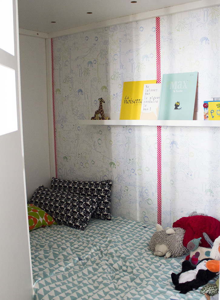 Foto de dormitorio infantil de 4 a 10 años minimalista pequeño con paredes blancas y suelo de madera clara