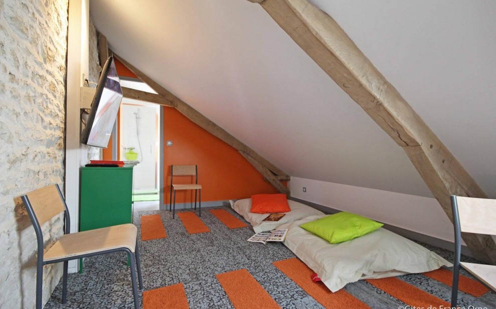 Стильный дизайн: огромная нейтральная детская с игровой с оранжевыми стенами, ковровым покрытием и серым полом - последний тренд