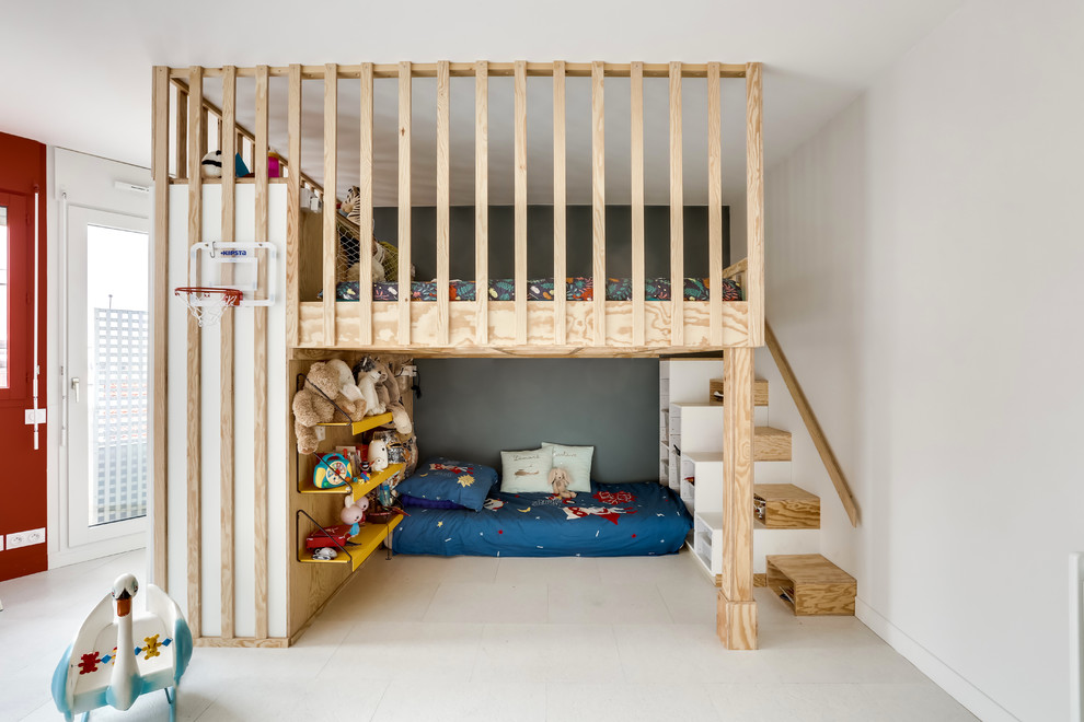 Источник вдохновения для домашнего уюта: нейтральная детская в современном стиле с спальным местом, белыми стенами и белым полом для ребенка от 4 до 10 лет, двоих детей