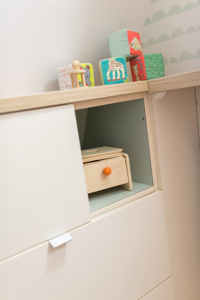 Cette image montre une petite chambre d'enfant de 1 à 3 ans nordique avec un mur bleu, parquet clair et un sol beige.