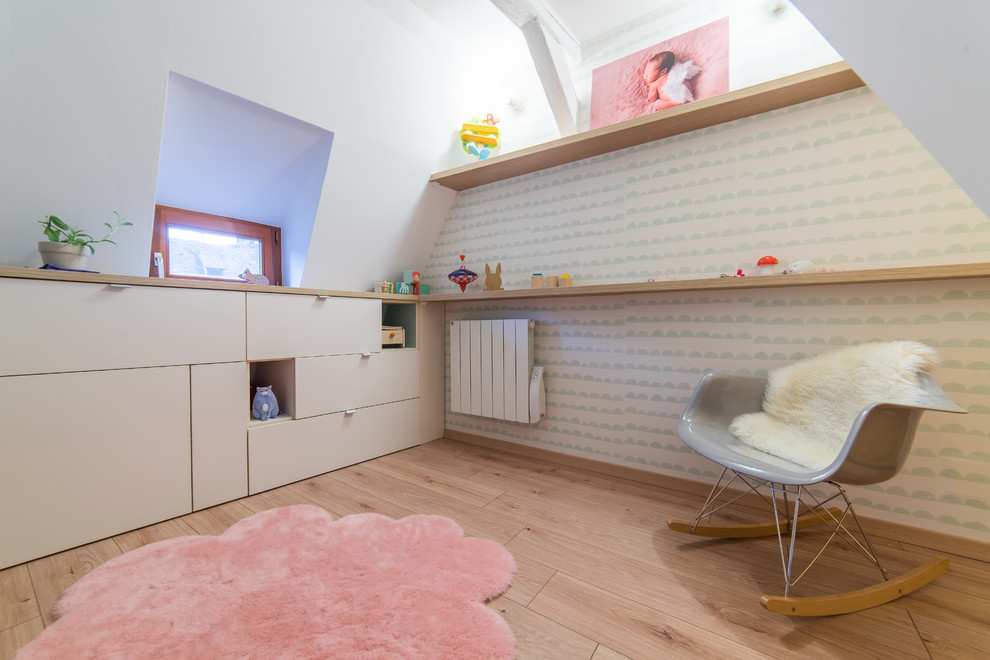 Modelo de dormitorio infantil de 1 a 3 años escandinavo pequeño con suelo de madera clara, suelo beige y paredes blancas