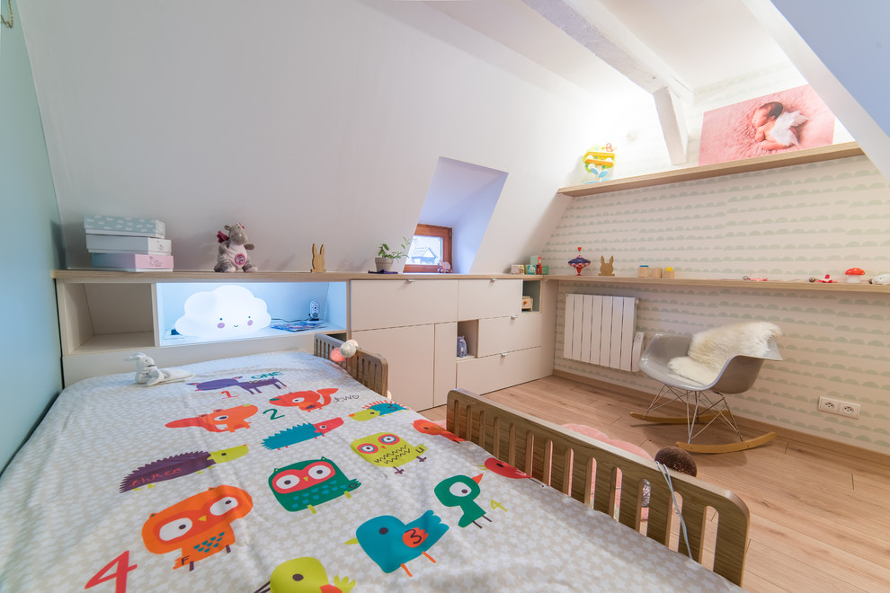 Exemple d'une petite chambre d'enfant de 1 à 3 ans scandinave avec parquet clair, un sol beige et un mur blanc.