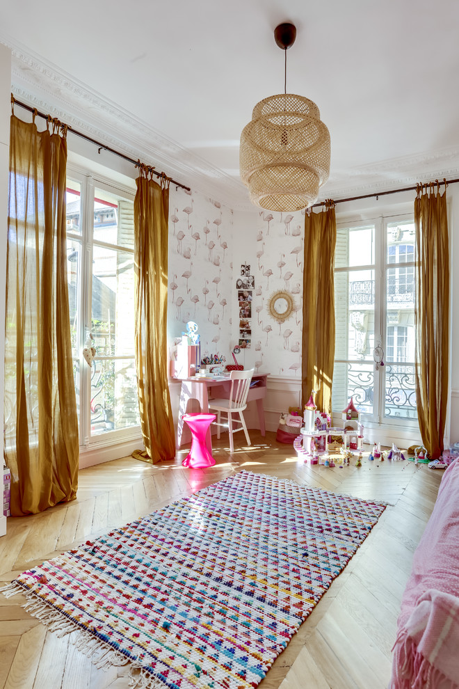 Пример оригинального дизайна: детская в скандинавском стиле с спальным местом, белыми стенами, светлым паркетным полом и бежевым полом для ребенка от 4 до 10 лет, девочки