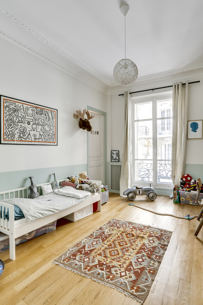 На фото: детская в скандинавском стиле с спальным местом, разноцветными стенами, светлым паркетным полом и бежевым полом для ребенка от 1 до 3 лет, мальчика с