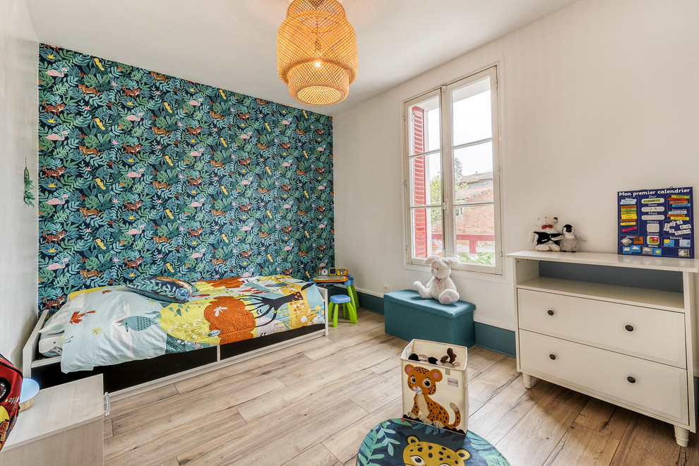 Idées déco pour une chambre d'enfant de 1 à 3 ans scandinave de taille moyenne avec un mur bleu, sol en stratifié et un sol beige.